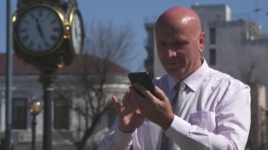 İşadamı emin iş Office dışında mobil çalışma hakkında konuşmak.