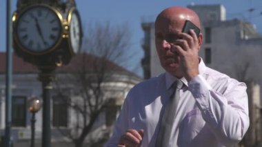 İşadamı emin iş Office dışında mobil çalışma hakkında konuşmak.