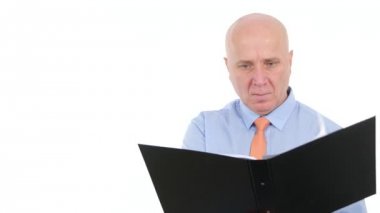 Ciddi iş adamı görüntü Office dosyalarda sayfaları yazmak belgeleriyle çalışma.