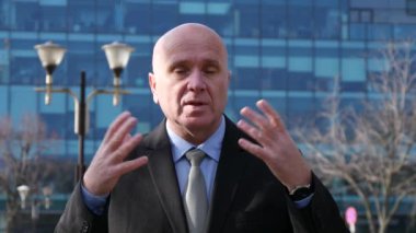 Konuşmak ve iş koşulları Yöneticisi ekonomik bir tartışma açıklayan işadamı.