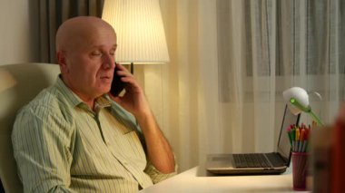 Office'te işadamı hücre mobil kullanarak sözleşmeleri açıklayan Yöneticisi konuşmak.