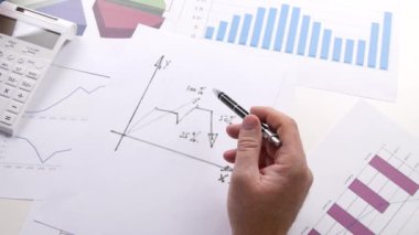 Bir grafik grafik satıcı çizim işadamı mali diyagramı analiz.