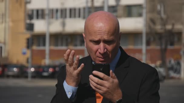 Ruiné Homme Affaires Regardant Vers Mobile Savoir Sur Crise Financière — Video