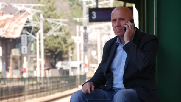 Empresário Viajando Trem Espera Estação Ferroviária Fale Com Móvel Gestor — Vídeo de Stock