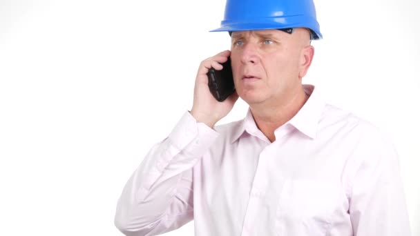 工程师与移动商务人员通话时佩戴安全帽手机电话 — 图库视频影像