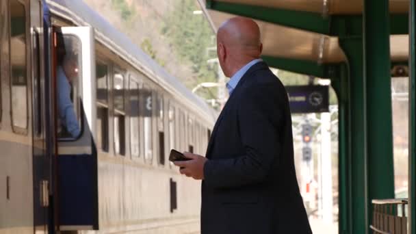 Homme Affaires Regardant Autour Attendant Les Passagers Descendre Train Wagons — Video