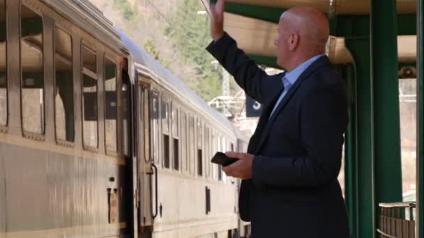 Empresario Gesturing Goodbye Hand Sign Tren Empezar Moverse Desde Estación — Vídeo de stock