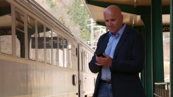 Omul Afaceri Vorbește Telefonul Mobil Timp Trenul Pleacă Linia Terminalului — Videoclip de stoc