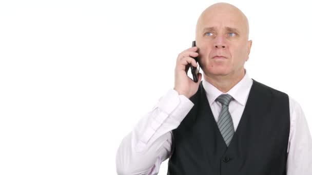 ビジネス プランの携帯電話の説明に話黒い服を着てベストを着てビジネスマン — ストック動画