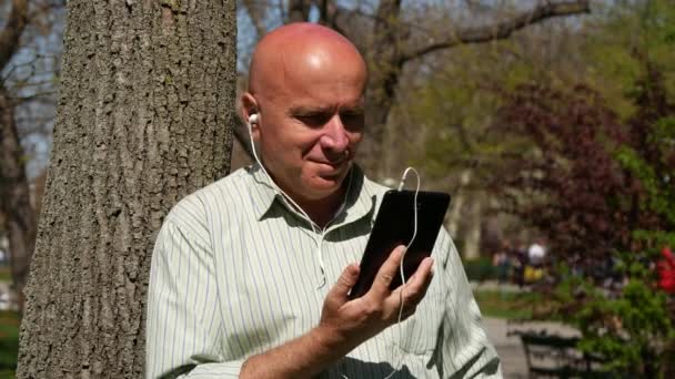 Man Onderhoudend Gebruik Mobiele Afspeellijst Hoofd Telefoons Luisteren Van Muziek — Stockvideo