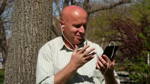 Hombre Con Manos Libres Chat Comunicación Mediante Conexión Internet Vídeo — Vídeo de stock