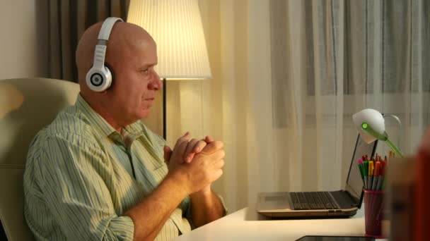 快乐的商人用电脑耳机招待听音乐 — 图库视频影像