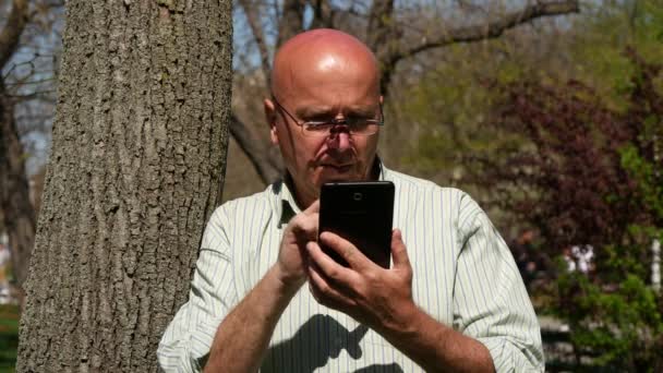 Las Personas Relajadas Que Usan Gafas Sol Usan Mensajes Electrónicos — Vídeos de Stock