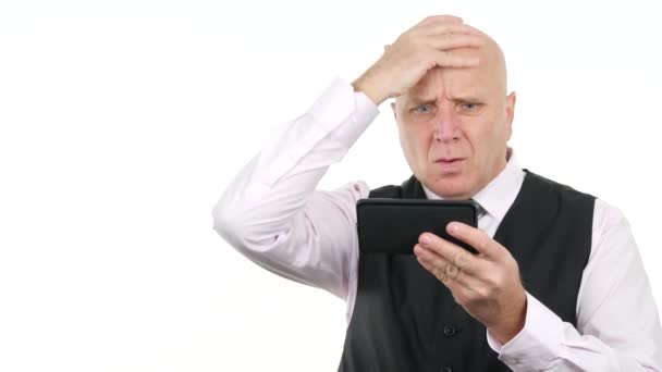 Empresário Desesperado Com Gestos Mão Decepção Leia Más Notícias Tablet — Vídeo de Stock