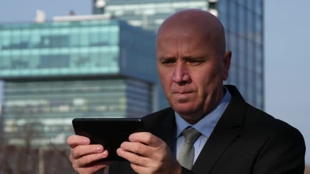 Zakenman Werken Buiten Office Kamer Met Touch Tablet Berichten Lezen — Stockvideo