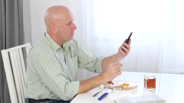 Pohledný Podnikatel Době Oběda Mají Obchodní Jednání Mobil — Stock video