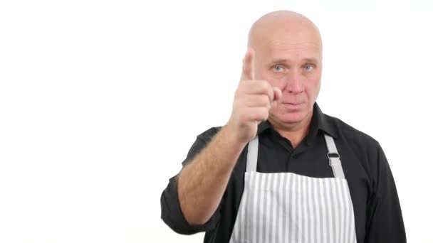 烹饪专家穿着厨房围裙厨师竖起大拇指标记手指指向 — 图库视频影像
