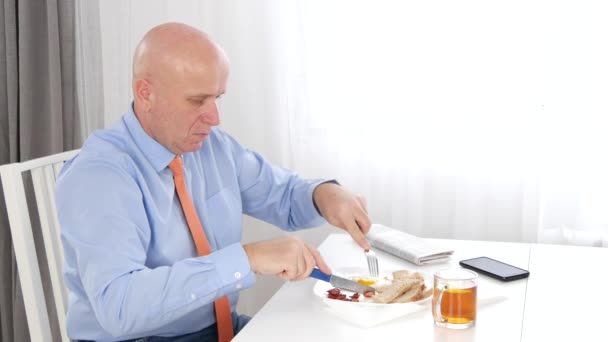 Bonito Empresário Tomando Almoço Comendo Comida Saborosa Uma Sala Restaurante — Vídeo de Stock