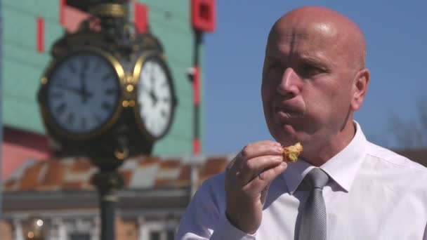 Downtown Street View Com Empresários Famintos Comendo Lanche Durante Hora — Vídeo de Stock