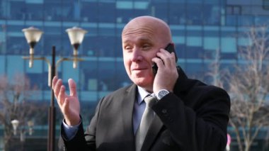 İyi haber cep telefonu işaret hevesli konuşmak mutlu kazanan işadamı.