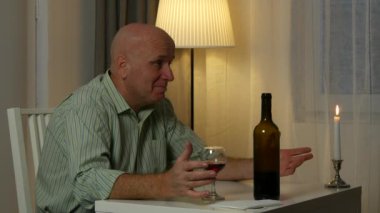 Romantik bir atmosfere sahip restoranda akşam yemeği alarak mutlu işadamı.