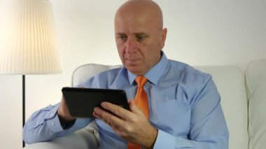 Touch-Pad uygulamaya erişme koltukta oturan işadamı kullanım Tablet kişi.