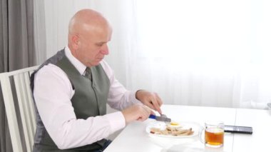 Yakışıklı işadamı Restoran alarak kahvaltı ve gazete okuma.