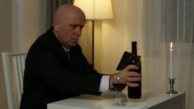 Restoran içki şarap ve kullanım dokunmatik Tablet prezentabl işadamı.