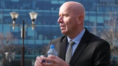 İş Merkezi taze içme ve soğuk su önünde thirsted işadamı