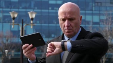 İşadamı bir toplantı kullanım Tablet e-posta bekleyen oluşunuzda, el izlemek arıyorum.