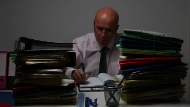 Oda ofis te çok sayıda dosya ile çalışan işadamı jest Yaşasın olun.