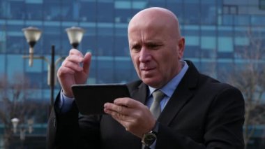 Elektronik kullanarak işadamı dokunmatik Tablet mali kaybı ile ilgili kötü haber okuma.