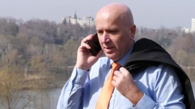 İş adamı rahat konuşma için hareket eden memnun iş görüşmesinde gülümseyen.