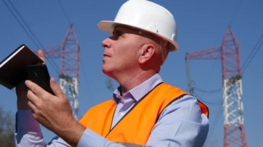 Elektrik tesisatı teknisyeni iş ve okuma mobil metin mühendisi iş