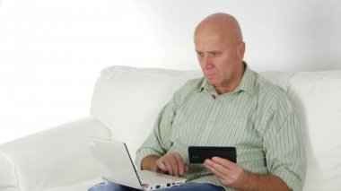 Ofis Oda Kullanım Laptop ve hareketli kişiler içinde kanepede oturan işadamı.