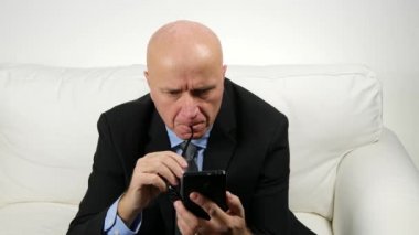 İşadamı kullanım Mobil Internet bağlantısı Office toplantı odasında odaklı.