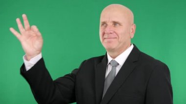 Aferin sana el hareketi gösteren Ok işareti gülümseyen memnun işadamı.