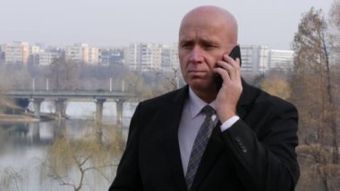 Mutlu heyecanlı kazanan işadamı cep konuşurken zevk zafer el el hareketi.