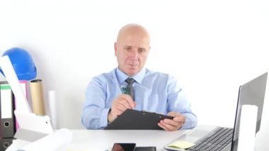 Ciddi iş adamı Enginee Pano Office odasında iş planı yazmak.