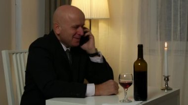 İşadamı bir restoran toplantıda cep telefonunuza konuşmak ve iyi haber almak.
