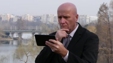 E-posta ile kısa mesaj gönderme kullanım dokunmatik Tablet çalışma ciddi iş adamı.