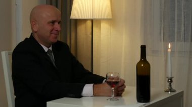 Romantik toplantı dinle ortak konuşmada takım elbise rahat iş adamı