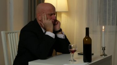 Sonra büyük bir baş ağrısı acı bir akşam yemeği restoranda işadamı.