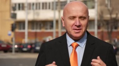 Tv Reportage konuşan gazeteci gülümseyerek işadamı görüşme konuşma.