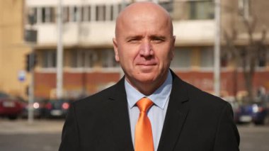 Şirket dış sunusu gülümseyerek kameraya bakarak işadamı.