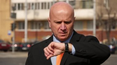 Gergin işadamı sokak görünümü onay kol saati ve hücre toplantı için geç.