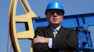 Petrol iş finansal yatırım hakkında konuşmaya çalışan gurur Yöneticisi