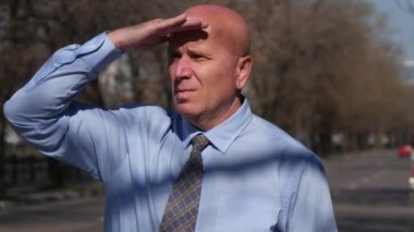 Sokakta taksi arıyorum bir taksi satış acentası durdurmaya işadamı.