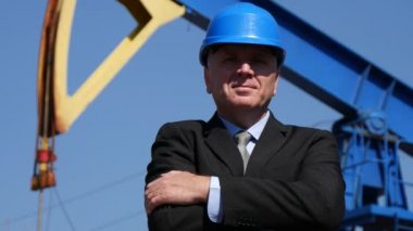 Teknik gururlu gülümseyen ve kamera iş sunuda isteyen Yöneticisi