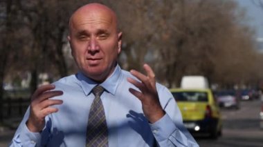 İşadamı duyuru konuşma ve bir Tv Reportage mimik Yöneticisi.